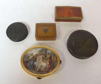 Lot de cinq boîtes diverses, en métal, bois,...