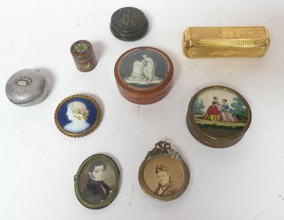 Lot de boîtes, broches, et divers. 