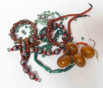 Lot de BIJOUX fantaisie, en pierres dures...