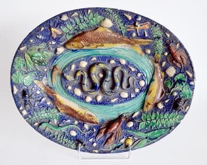 Beau PLAT ovale en faïence émaillée, à décor...