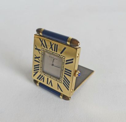 CARTIER. PENDULETTE de bureau en bronze doré...
