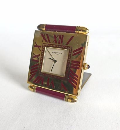CARTIER. PENDULETTE de bureau en bronze doré...