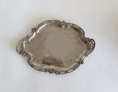 PLATEAU en argent, de forme mouvementée,...