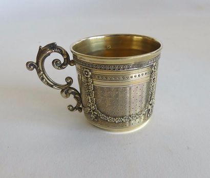 TASSE en vermeil à riche décor guilloché...