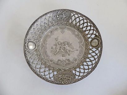 COUPE en argent, l'aile ajourée de résille...