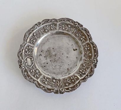 DESSOUS de carafe en argent, l'aile à décor...