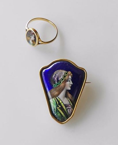 BROCHE en or jaune à décor émaillé polychrome...