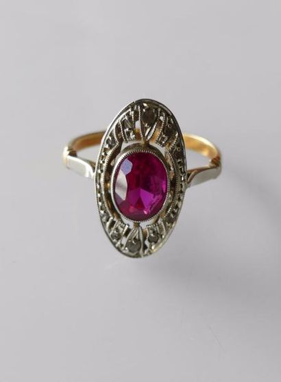 BAGUE deux ors, le chaton ovale ajouré serti...