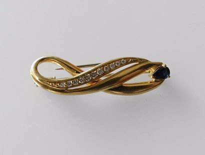 BROCHE en or jaune sertie d'une ligne de...