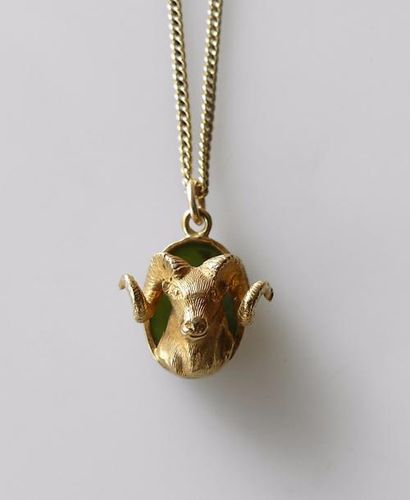 PENDENTIF en jadéite à décor en haut relief...