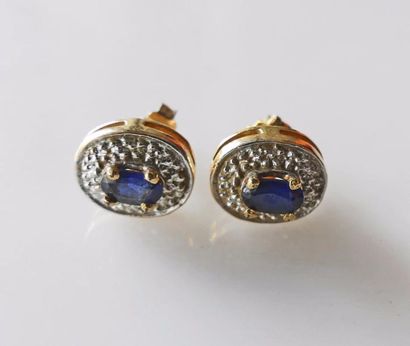 NON VENU. Paire de CLOUS d'oreilles deux...