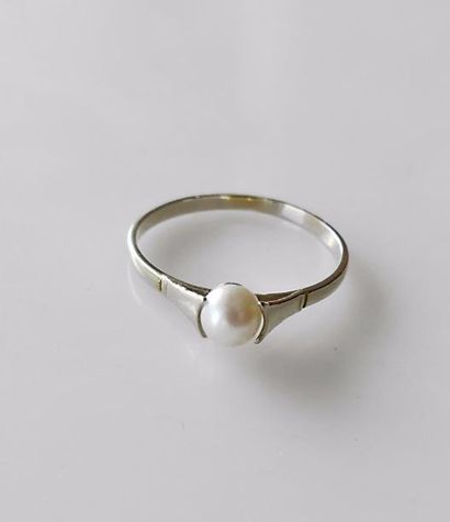 Fine BAGUE en or blanc sertie d'une perle....