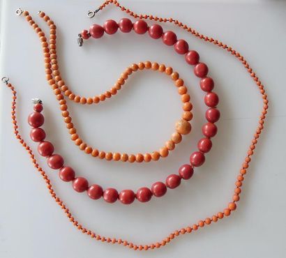LOT de TROIS COLLIERS, deux en corail