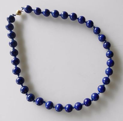 COLLIER de perles de lapis lazuli, fermoir...
