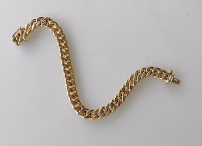 BRACELET gourmette en or jaune. Poids 10,3...
