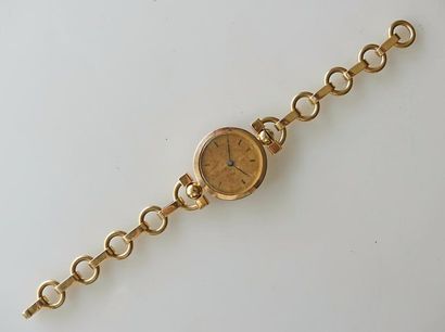 MONTRE en or jaune, le boitier rond, le tour...