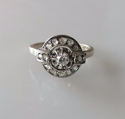 BAGUE en or gris et platine, le chaton rond...