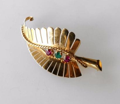 BROCHE feuille en or jaune sertie de pierres...