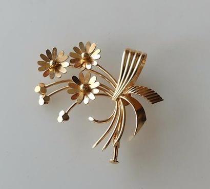 BROCHE en or jaune à décor de bouquet de...
