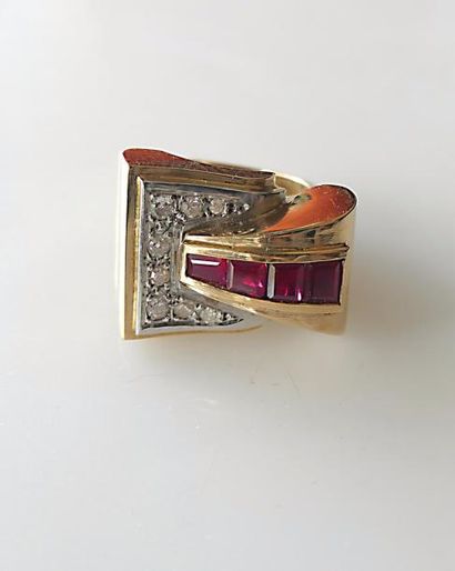 BAGUE chevaliere en or jaune de forme asymétrique...