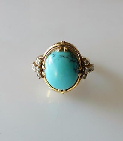 BAGUE en or jaune, la monture guillochée...