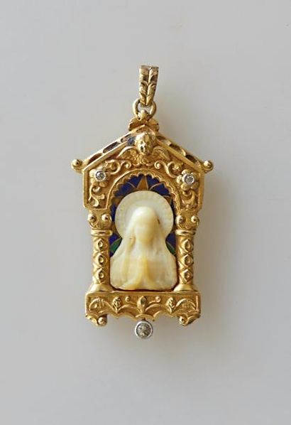 Beau PENDENTIF en or jaune, de forme architecturée...