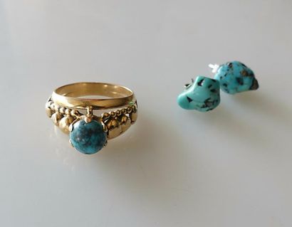 BAGUE en or jaune, la monture à motifs perlés...