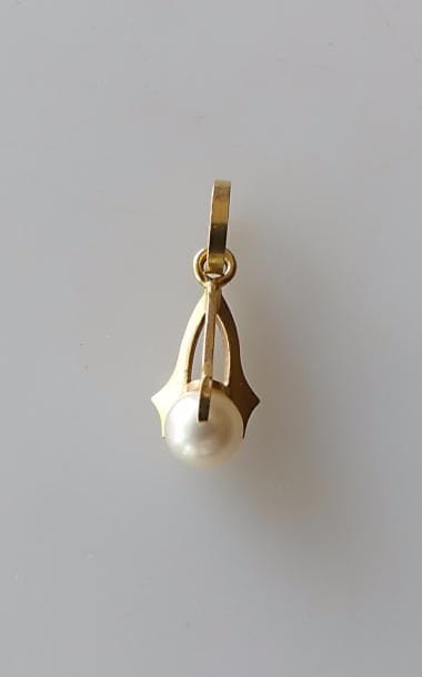 Petit PENDENTIF en or jaune serti d'une perle....