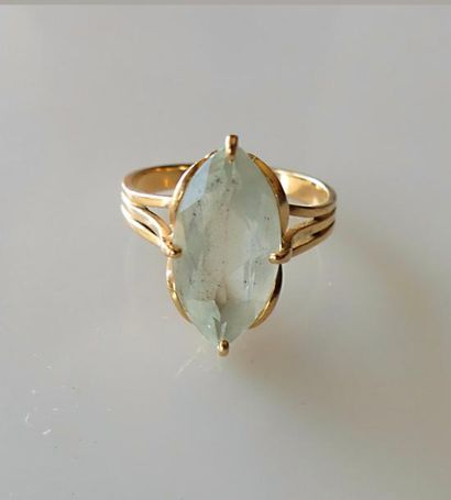 BAGUE en or jaune sertie d'une aigue marine...
