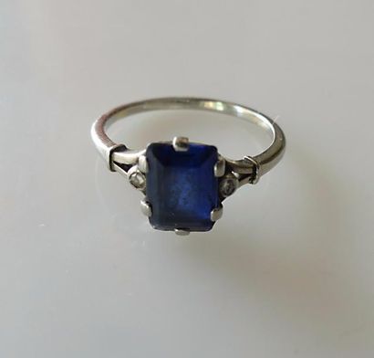 BAGUE en or gris, sertie d'une pierre bleue...
