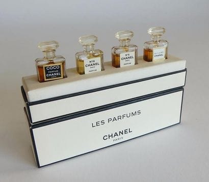 Chanel - (années 1990) , coffret carton bicolore...