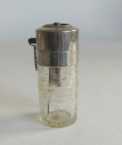Travail français (années 20). Flacon vaporisateur...