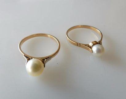 Deux BAGUES en or jaune, serties chacune...