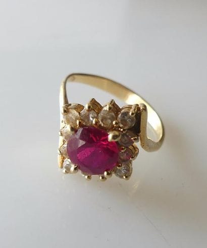BAGUE en or jaune, le chaton en losange serti...