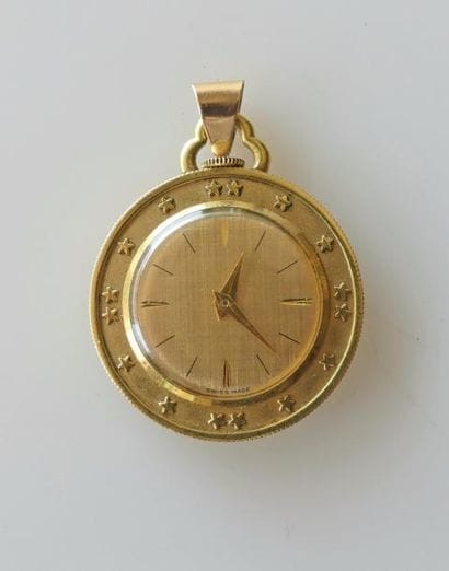 MONTRE en pendentif en métal doré, le boitier...