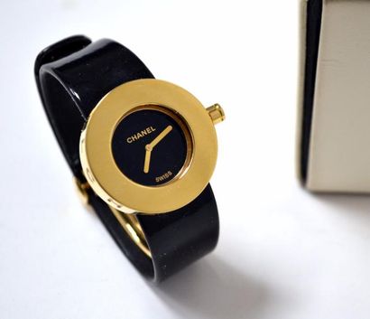 CHANEL. MONTRE BRACELET de dame en or jaune,...