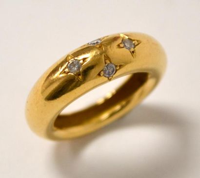 CHAUMET. BAGUE jonc en or jaune, ornée de...