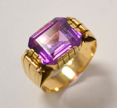 BAGUE en or jaune ornée d'une améthyste rectangulaire...