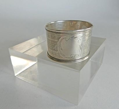ANNEAU de SERVIETTE en argent à décor guilloché...