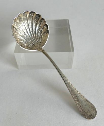 CUILLER à SAUPOUDRER en argent, le cuilleron...