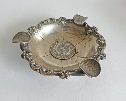 CENDRIER en argent, la bordure à décor de...