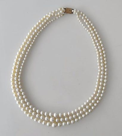 COLLIER de trois rangs de perles de culture...