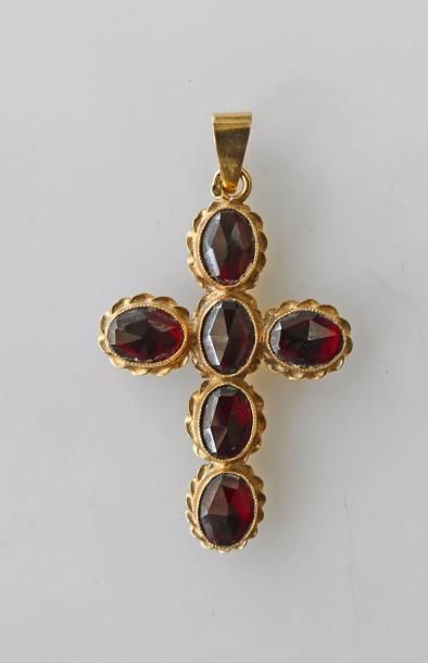 CROIX en or jaune sertie de grenats ovales...