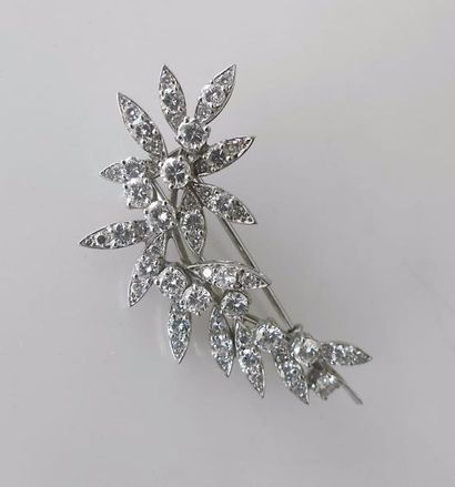 BROCHE en or gris sertie de diamants, formant...