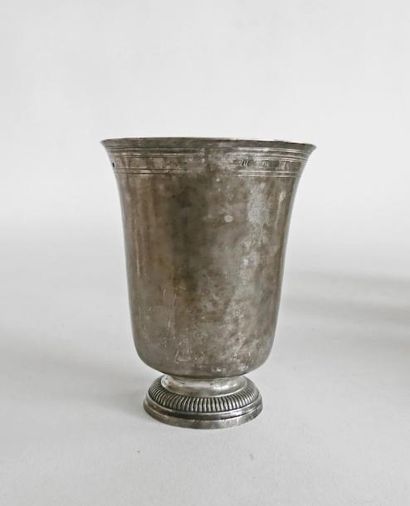TIMBALE TULIPE en argent, sur piédouche à...