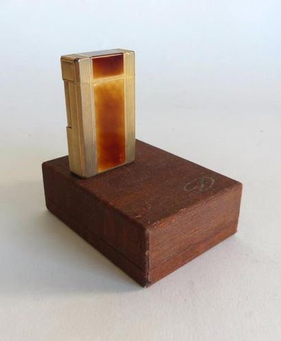 S.T. DUPONT. BRIQUET plaqué d'or et laque...