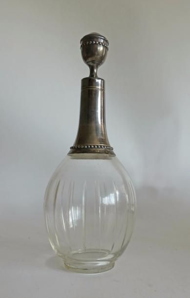 CARAFE et son bouchon, en cristal taillé,...