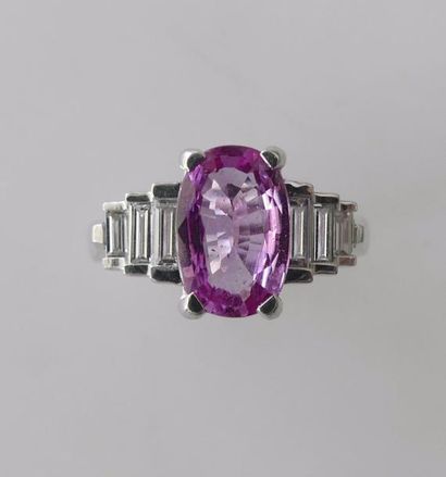 BAGUE en or blanc, sertie d'un saphir rose...