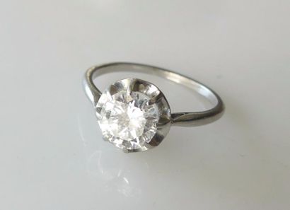BAGUE en or gris, ornée d'un diamant serti...