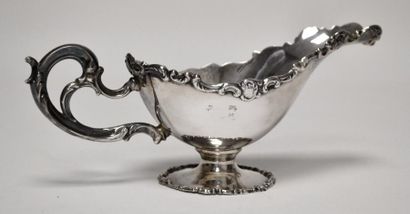 SAUCIERE en argent sur piédouche rond, l'anse...